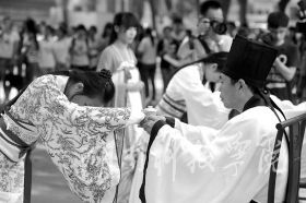 为纪念孔子诞辰2565周年，9月27日，美加墨世界杯官方网站学子身着华丽汉服在孔子雕像前隆重行拜师礼，现场展示汉礼、秀书法和茶艺，弘扬传统文化。