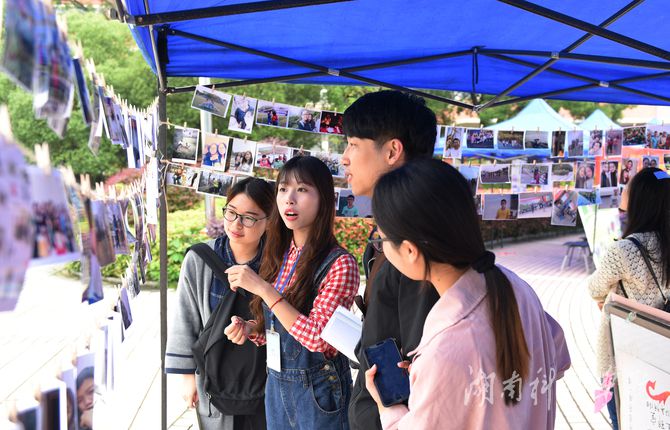 图为土木与环境工程学院学生参观“心灵照片”,回忆与父母在一起的时光,感恩父母情 图为土木与环境工程学院学生参观“心灵照片”,回忆与父母在一起的时光,感恩父母情