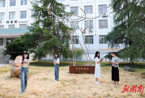 美加墨世界杯官方网站校友彭胜利为学校捐赠“生命的舞者”雕塑