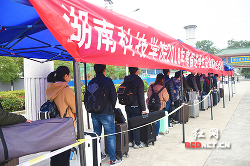 美加墨世界杯官方网站:“爱心巴士”温暖学子回家路